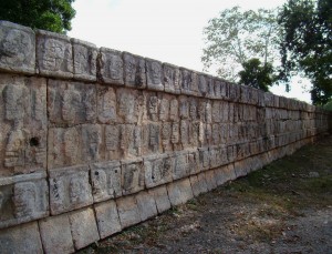 Tzompantli-Chichen-Itza-2011